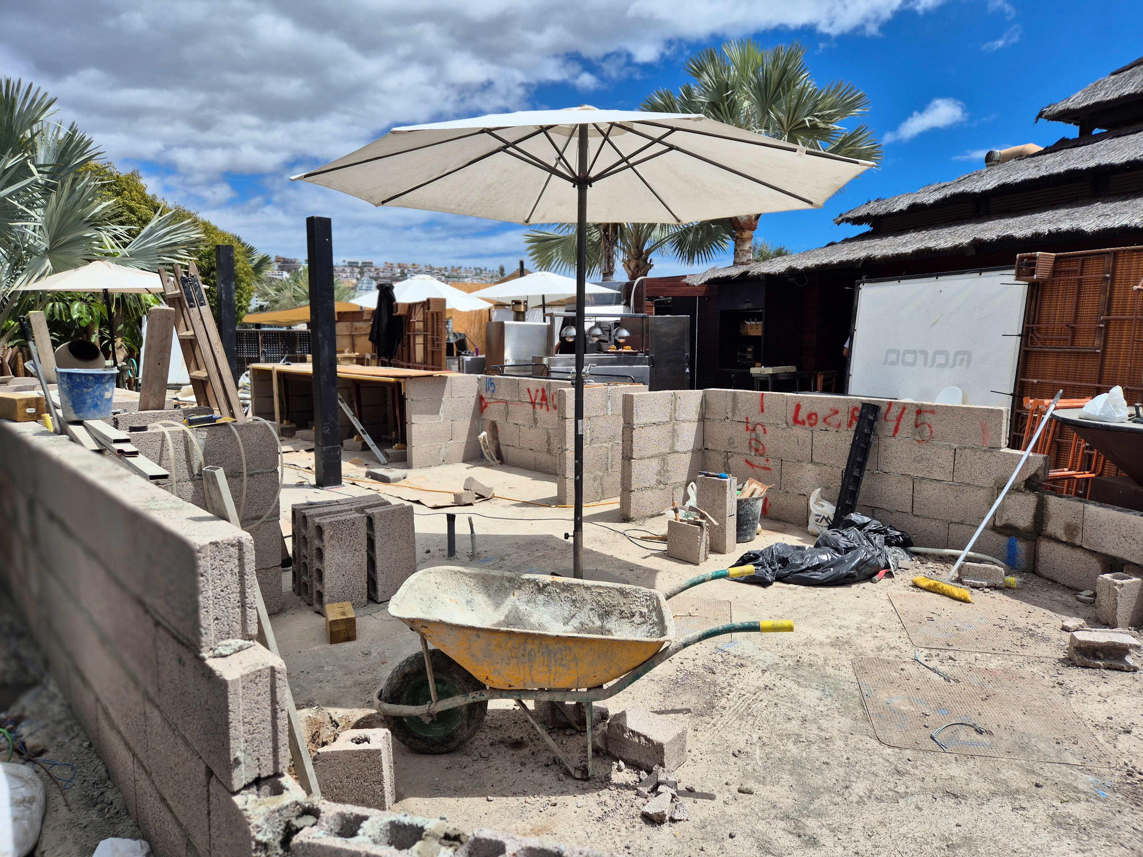 Maroa works near bar